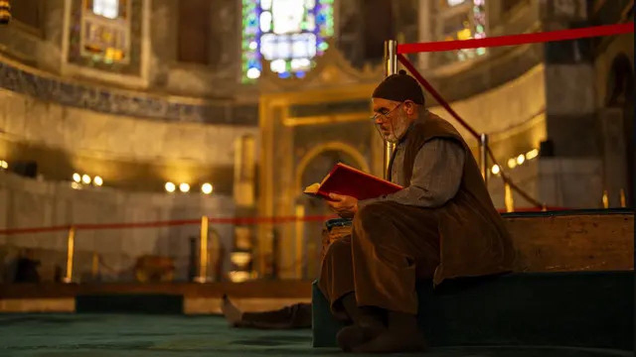 Seorang umat Muslim membaca Al-Quran, kitab paling suci umat Islam, selama bulan suci Ramadhan di masjid Hagia Sophia di Istanbul, Turki, Selasa, 12 Maret 2024. (AP Photo/Francisco Seco)
