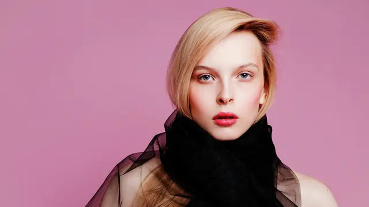 Untuk menyamarkan perbedaan warna ini dan mendapatkan tampilan bibir yang merata, ada beberapa tips yang bisa dilakukan. Apa saja? yuk simak selengkapnya di bawah ini! [pexels/anastasiya gepp