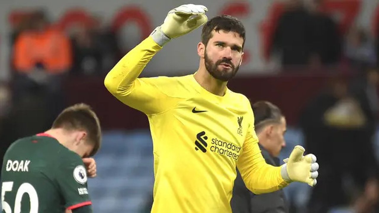 Alisson Becker. Kiper asal Brasil berusia 30 tahun ini didatangkan Liverpool pada awal musim 2018/2019 dari AS Roma dengan nilai transfer 62,5 juta euro. Kedatangannya langsung menggeser Simo