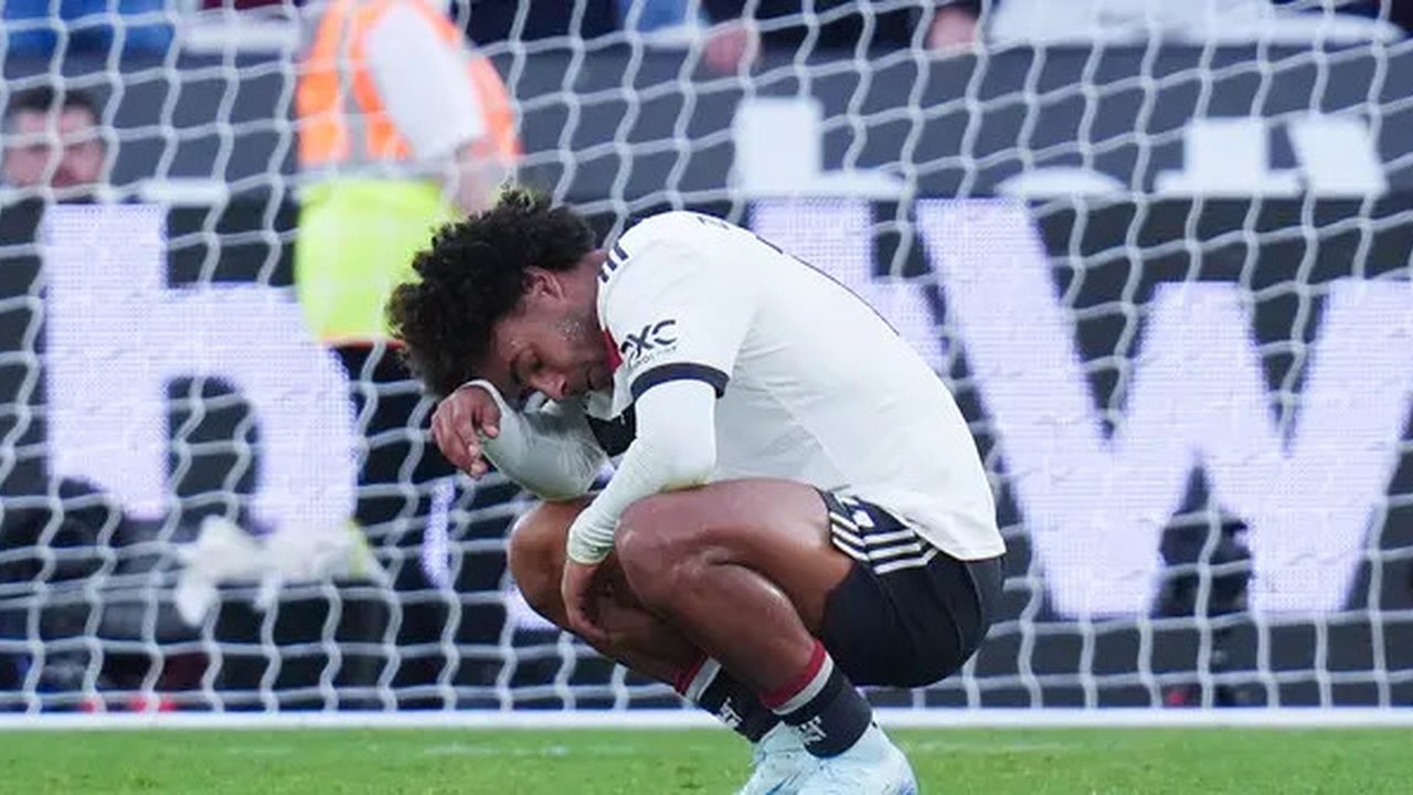 Pemain Manchester United, Joshua Zirkzee, tertunduk lesu setelah ditaklukkan West Ham United pada laga pekan ke sembilan Liga Inggris di Stadion London, Minggu (27/10/2024). (John Walton/PA v
