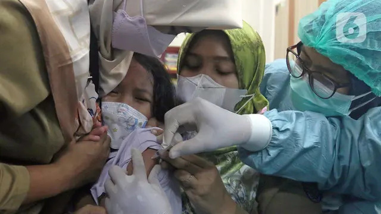 Tenaga kesehatan menyuntikkan vaksin COVID-19 kepada siswa di SDN 01 Depok, Depok, Jawa Barat, Selasa (14/12/2021). Kementerian Kesehatan mulai melaksanakan vaksinasi COVID-19 untuk anak usia