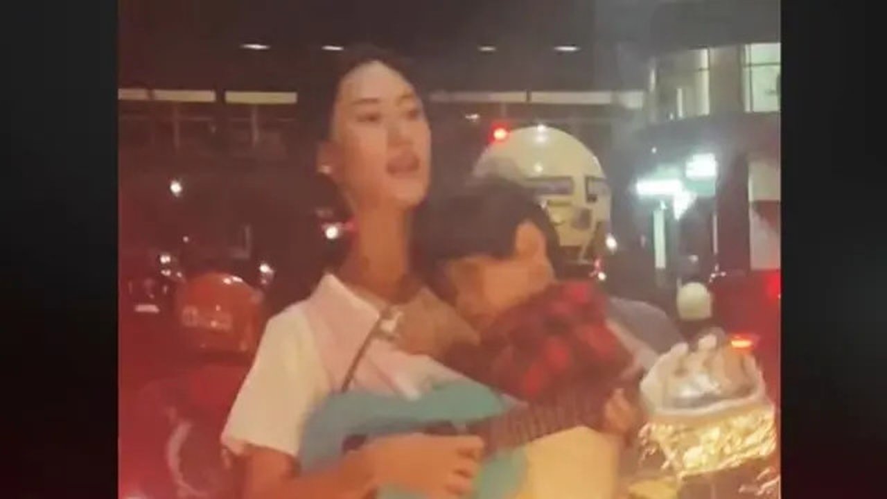Viral Wanita Ngamen Sambil Gendong Anak Disebut Cantik Bak Model, Sempat Dikira Menyamar dan Lagi Meneliti Masalah Sosial.  foto: TikTok @fryl_____blfst