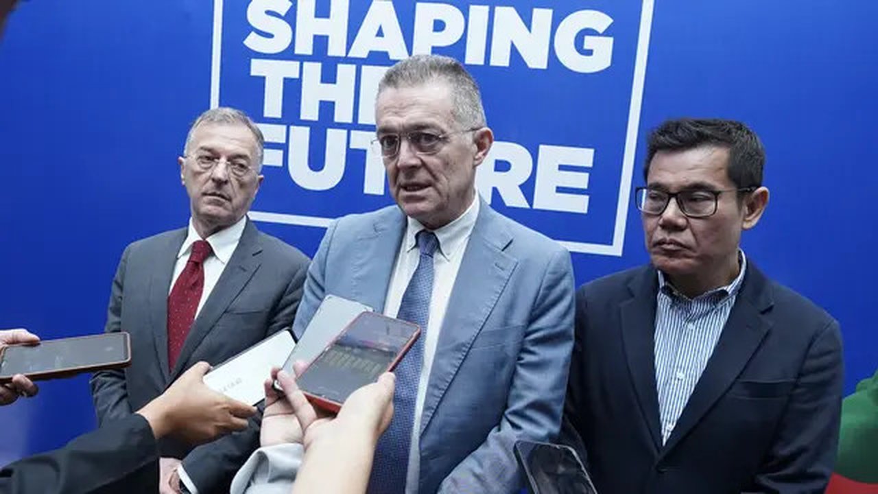 Paolo Pinto, Komisaris Dagang dari Italian Trade Agency (ITA) (kiri), Presiden ACIMIT Marco Salvade (tengah), dan David Leonardi, Wakil Ketua Badan Perwakilan Daerah Asosiasi Pertekstilan Ind