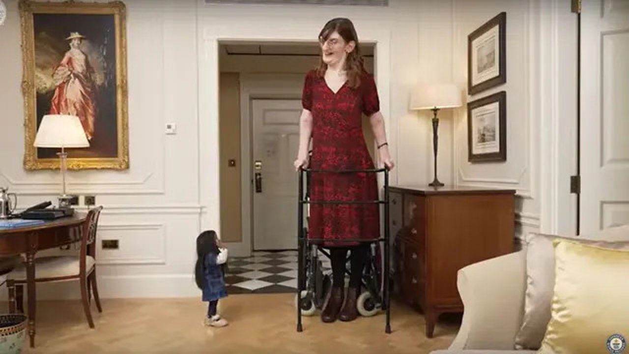 Pertemuan antara wanita terpendek di duni Jyoti Amge dan wanita tertinggi di dunia Rumeysa Gelgi di Savoy Hotel, London, Inggris. (Youtube Guinness World Records)