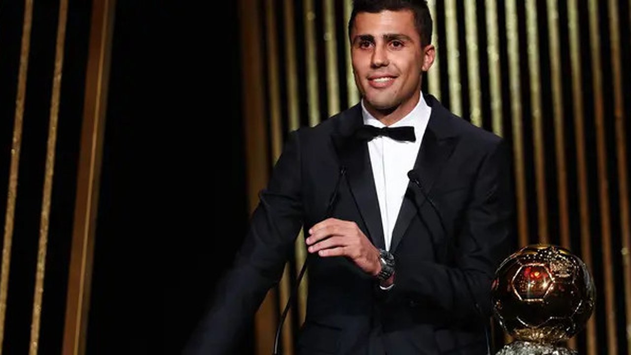 Gelandang Manchester City asal Spanyol Rodri menerima penghargaan Ballon d'Or selama upacara penghargaan Ballon d'Or France Football 2024 di Theatre du Chatelet di Paris pada 28 Oktober 20