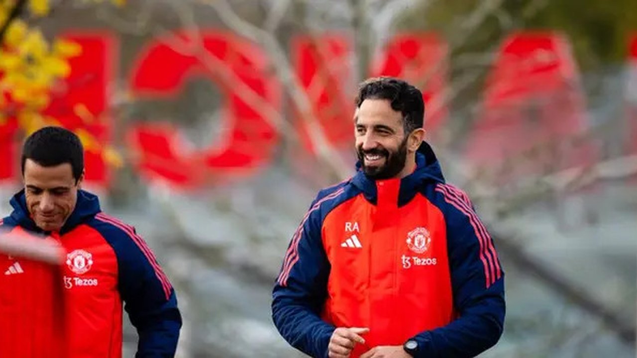 Manajer MU Ruben Amorim saat pimpin latihan tim untuk kali pertama pada hari Senin (18/11/2024). (X/Manchester United)