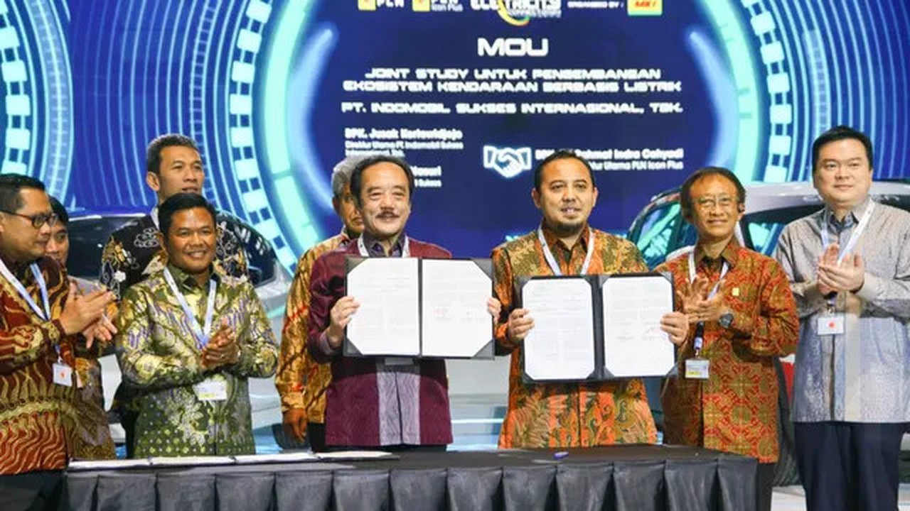 Direktur Utama Indomobil Group, Jusak Kertowidjojo, Harry Pramono, Presiden Direktur Indorent, dan Edwin Hidayat Abdullah, Komisaris Indomobil Group  bersama Direktur Utama PLN Ari Rahmat Ind