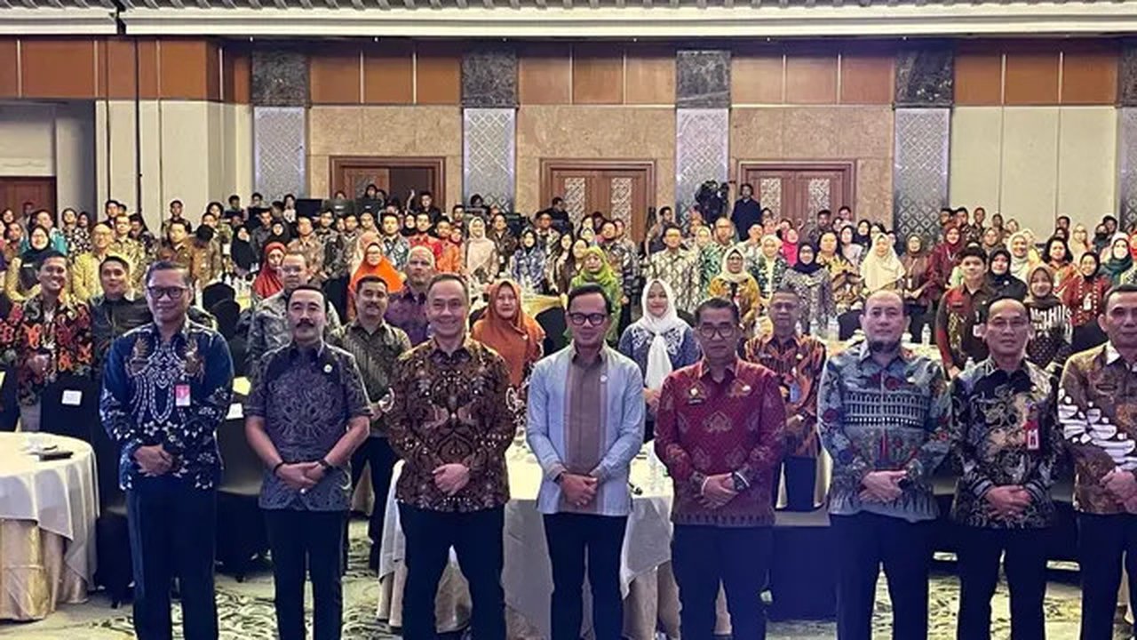 Pendiri ESQ Group Ary Ginanjar Agustian bersama Wakil Menteri Dalam Negeri Bima Arya Sugiarto dan jajaran pada acara 