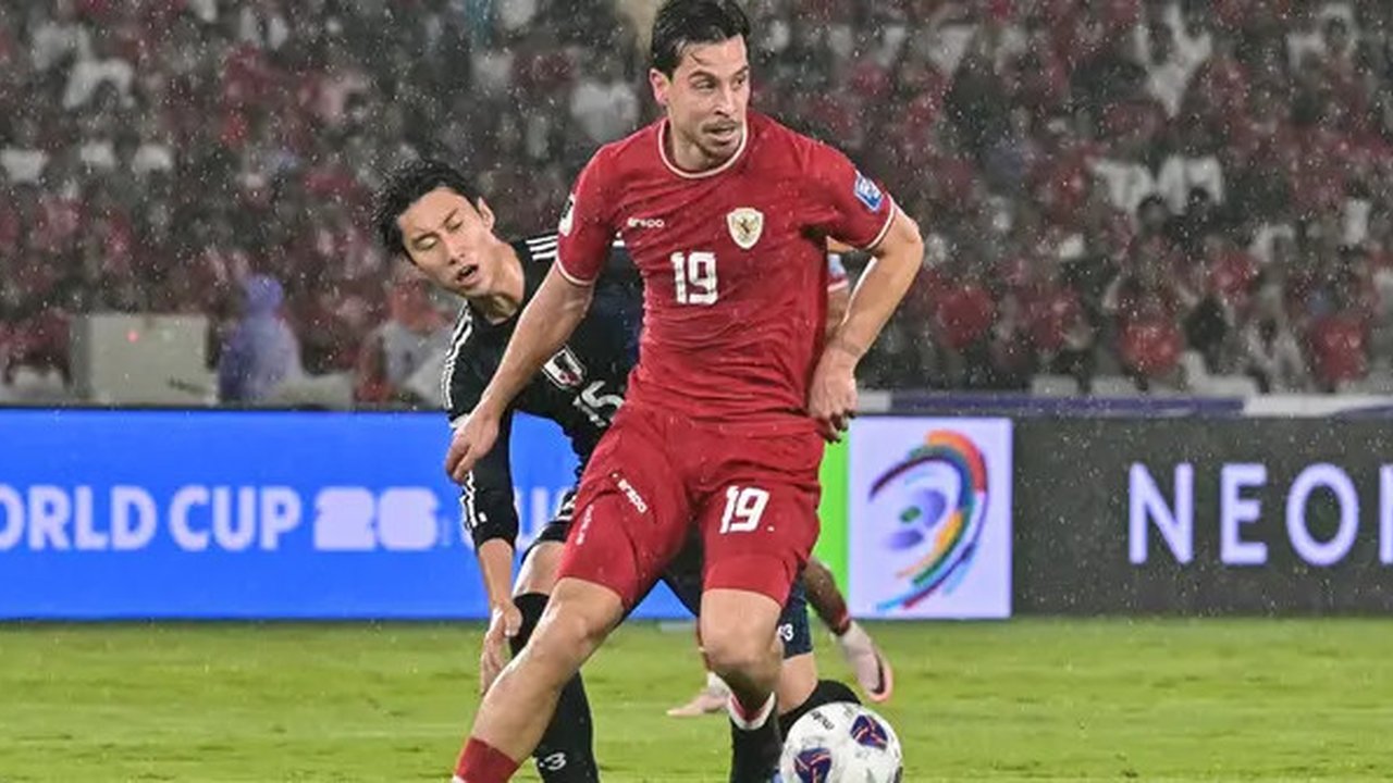 Gelandang Timnas Indonesia, Thom Haye mendapatkan pengawalan ketat dari gelandang Jepang, Daichi Kamada dalam laga Grup C Putaran Ketiga Piala Dunia 2026 di Stadion Utama Gelora Bung Karno, J