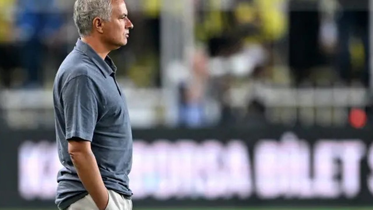 Pelatih Fenerbahce asal Portugal, Jose Mourinho, berdiri di lapangan sebelum pertandingan sepak bola Liga Super Turki antara Fenerbahce dan Galatasaray di Stadion Fenerbahce Sukru Saracogl