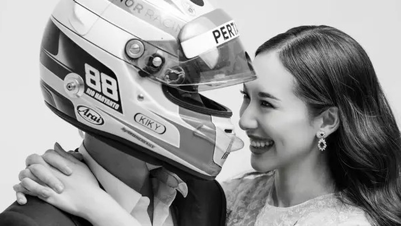 Romantis dan unik: Rio Haryanto gunakan helm balap di pemotretan prewedding bersama Athina Papadimitrou. [@indraleonardi @leonardiwedding].