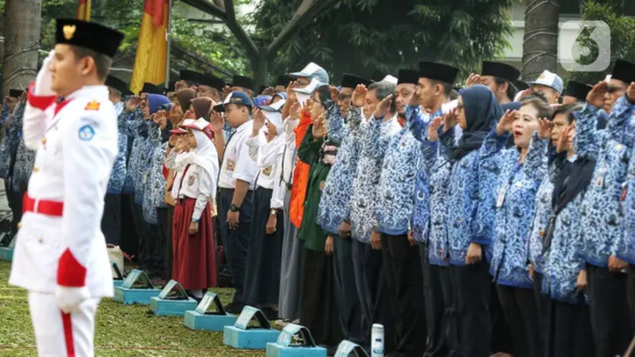 Sejumlah guru, mahasiswa dan siswa-siswi mengikuti Upacara Peringatan HUT PGRI ke-74 dan Hari Guru Nasional 2019 di Kemendikbud, Jakarta, Senin (25/11/2019). (Liputan6.com/Johan Tallo)
