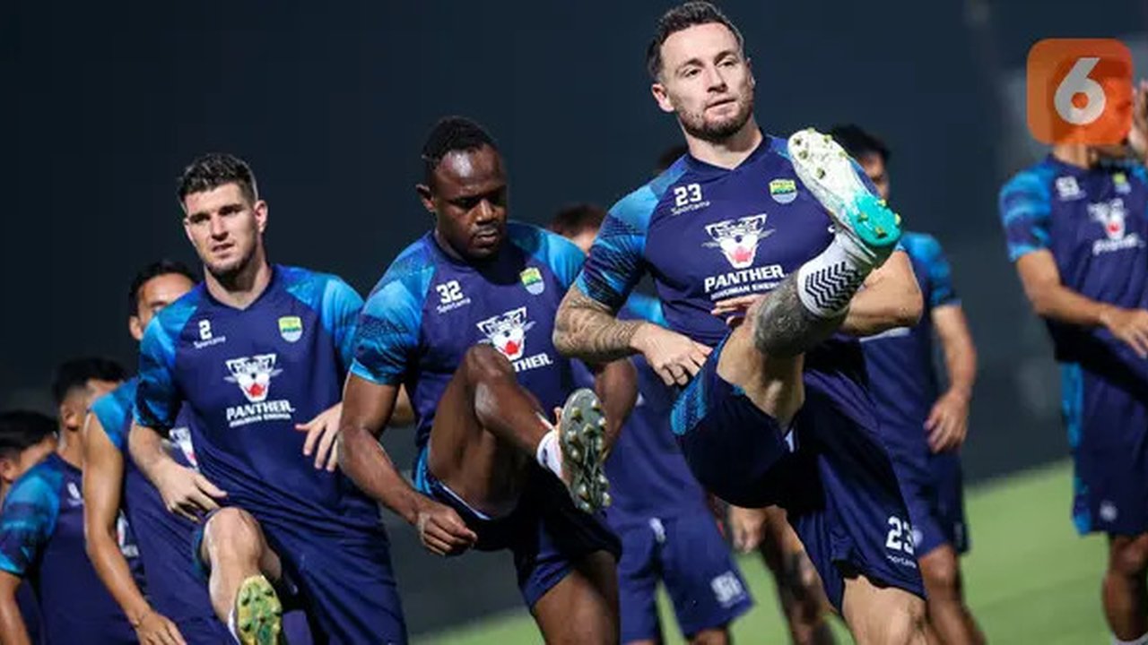 Pemain Persib Bandung (dari depan) Marc Klok, Victor Igbonefo dan Nick Kuipers melakukan pemanasan dalam sesi official training di Stadion Gelora Bangkalan, Madura, Kamis (30/5/2024) jelan