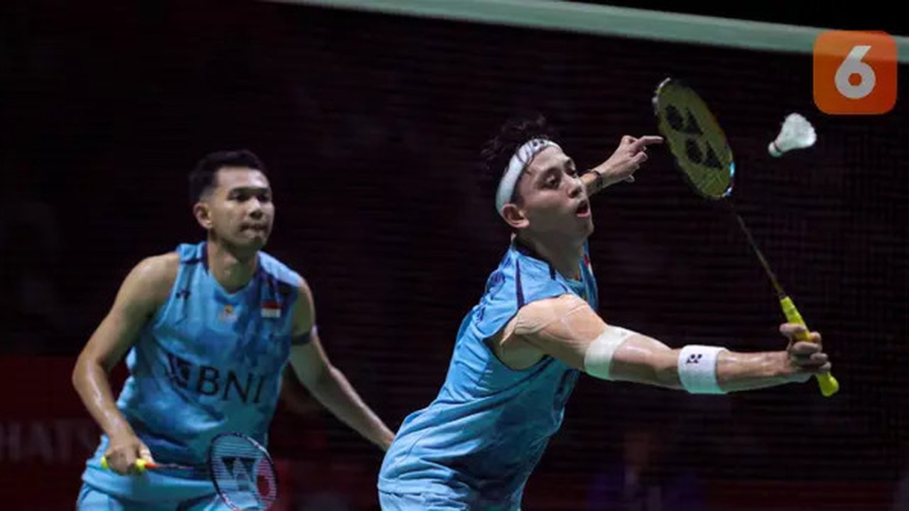 Ganda putra Indonesia, Fajar Alfian/Muhammad Rian Ardianto mengembalikan bola ke arah lawannya, pasangan Chinese Taipei pada laga babak 32 besar Daihatsu Indonesia Masters 2024 di Istora S
