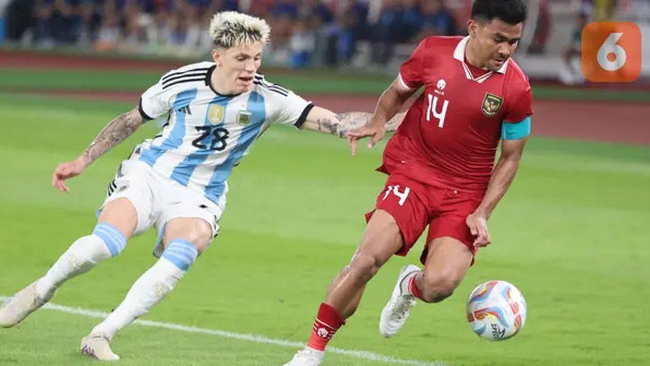 Duel antara pemain sayap Timnas Argentina, Alejandro Garnacho, berduel dengan kapten Timnas Indonesia, Asnawi Mangkualam, dalam laga FIFA Matchday di Stadion Utama Gelora Bung Karno (SUGBK