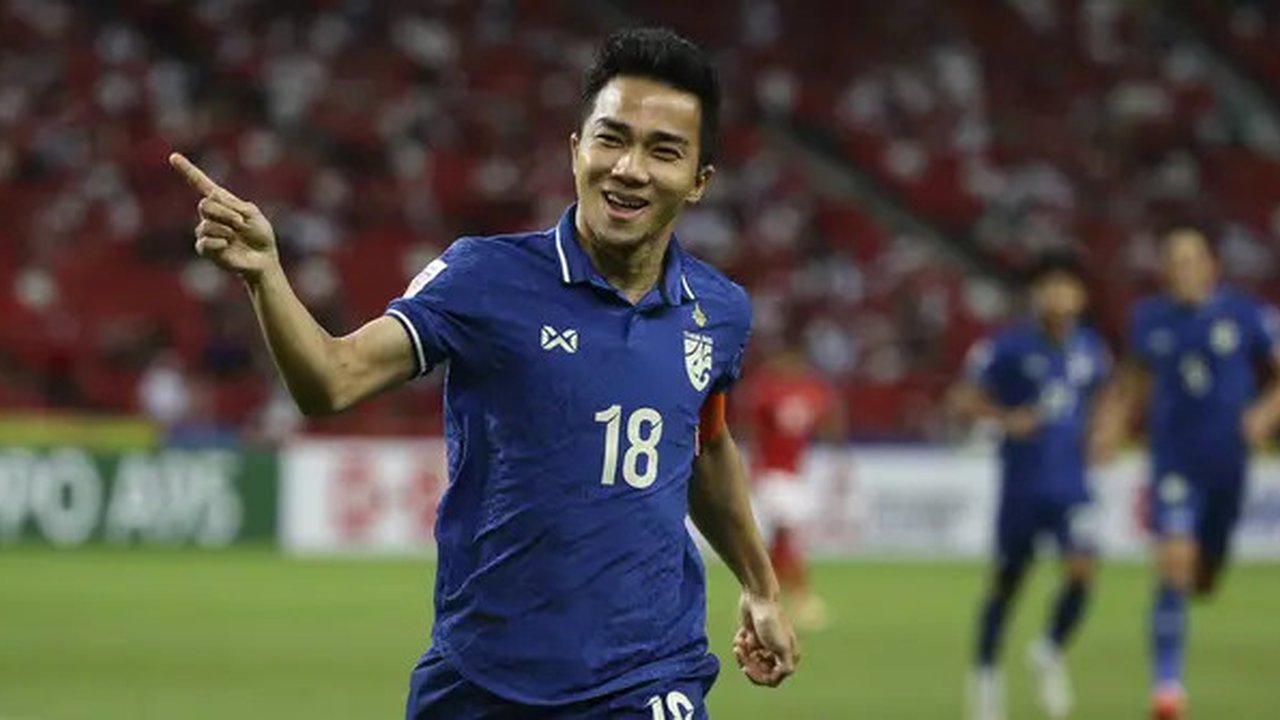 Timnas Indonesia langsung tertekan oleh Thailand di awal laga. Baru dua menit, Thailand berhasil unggul 1-0 melalui kapten tim Chanathip Songkrasin memanfaatkan umpan Phillip Roller di sektor