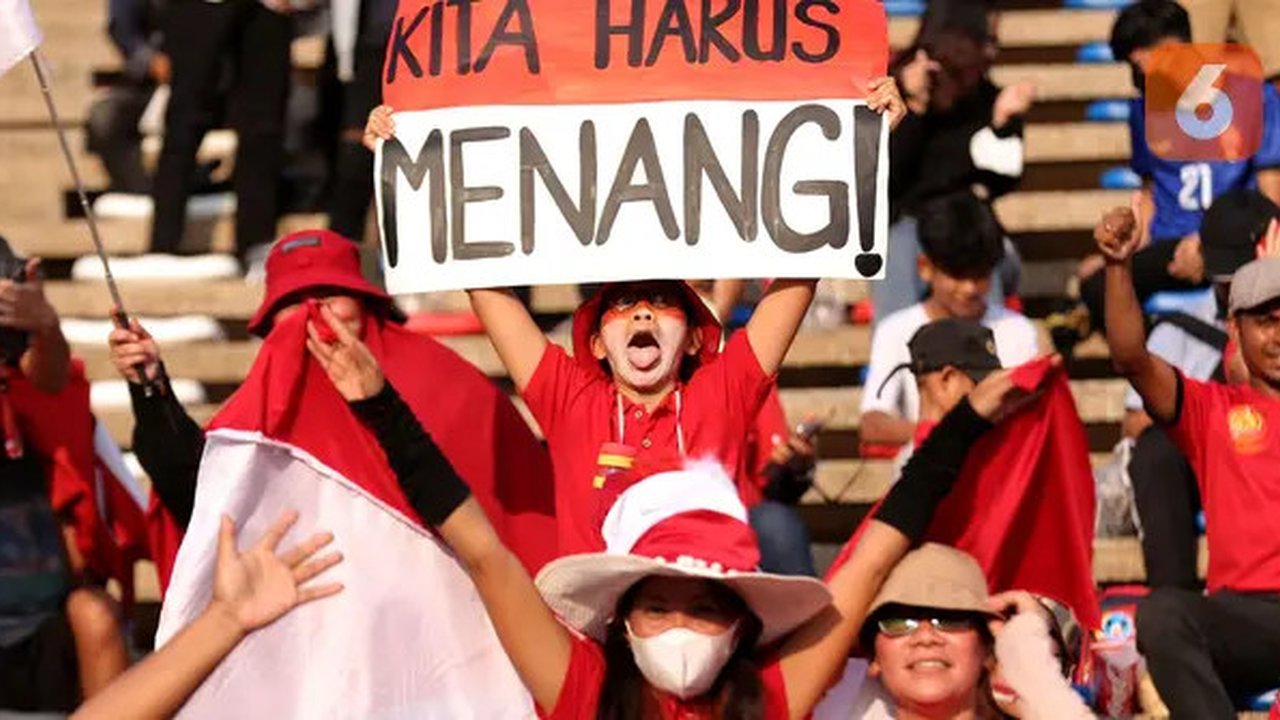 Pendukung Indonesia membentangkan spanduk bertuliskan 