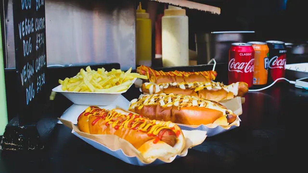Kebanyakan kolesterol tinggi disebabkan karena makanan yang kita konsumsi sehari-hari. (unsplash.com/@callmehangry)