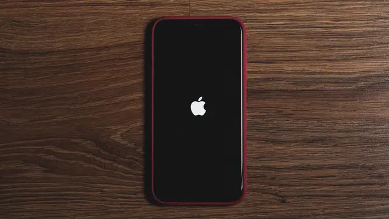 Ilustrasi Logo iPhone di Atas Layar. (Photo by Mateusz Taciak on Pexels)
