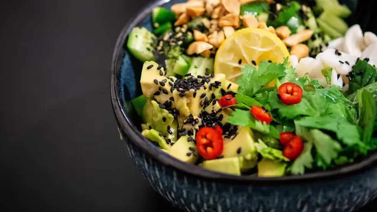 Salad menjadi salah satu menu yang dapat dikonsumsi ketika sedang diet. (Foto: Unsplash.com/Yoav Aziz)