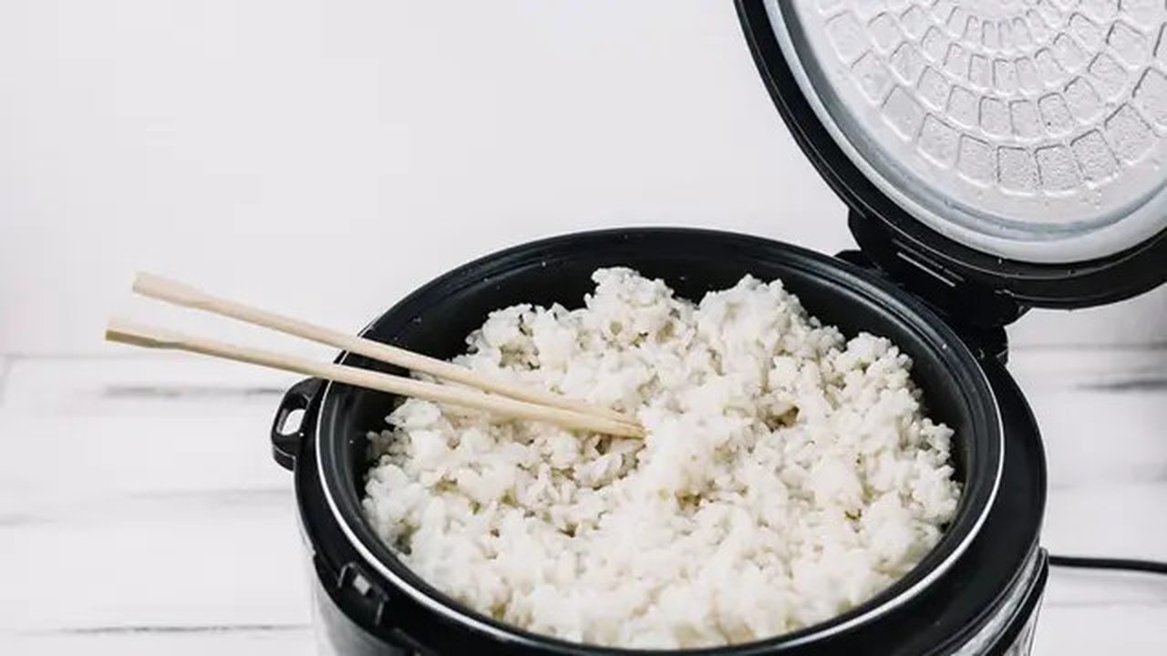 Pemerintah akan membagikan secara gratis Alat Memasak Berbasis Listrik (AML) yang berbentuk penanak nasi (rice cooker). Foto: Freepik