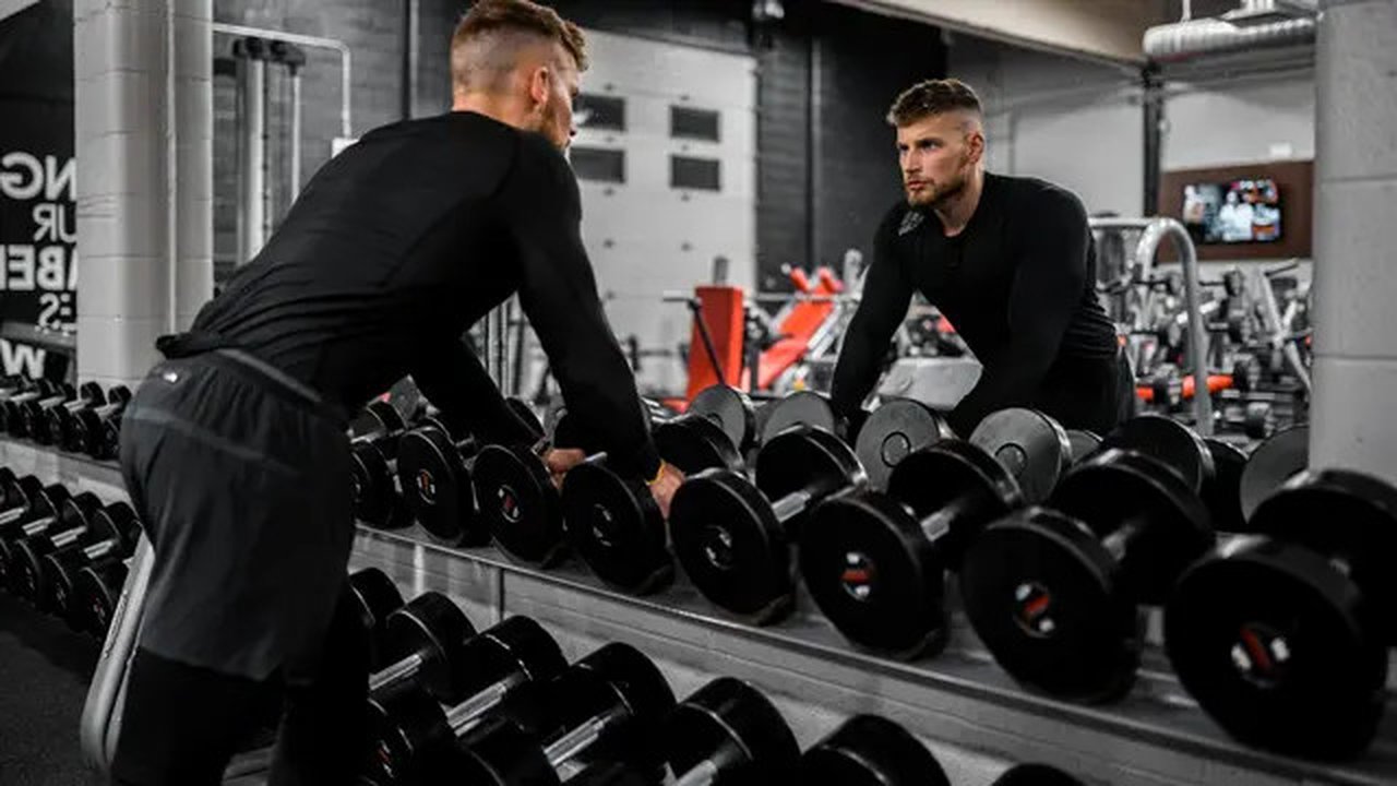 Ilustrasi fitness di gym. (Photo by Anatase Maragos on Unsplash)