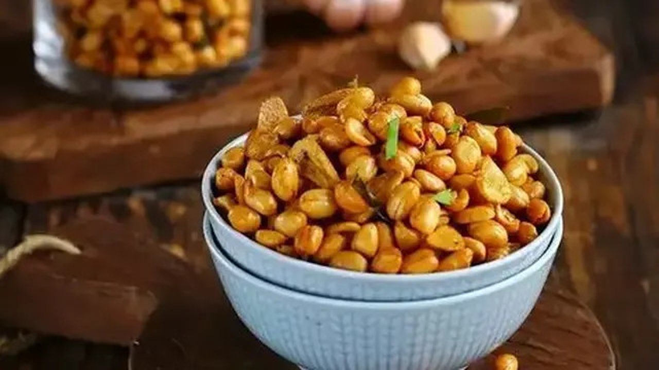Semangkuk kacang bawang renyah. (Liputan6.com/IG/irmadesmayanti)