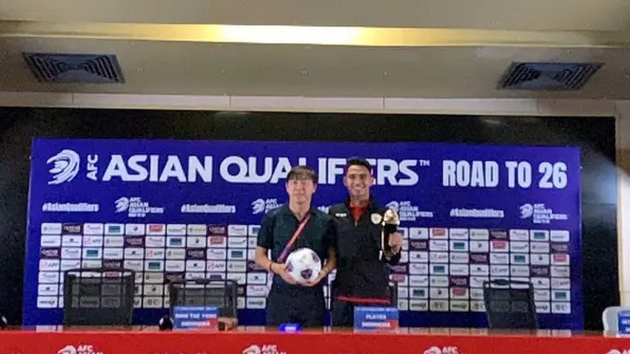 Pelatih Timnas Indonesia Shin Tae-yong dan pemain Marselino Ferdinan saat menghadiri sesi konferensi pers selepas kemenangan atas Arab Saudi dalam lanjutan putaran 3 Kualifikasi Piala Duni