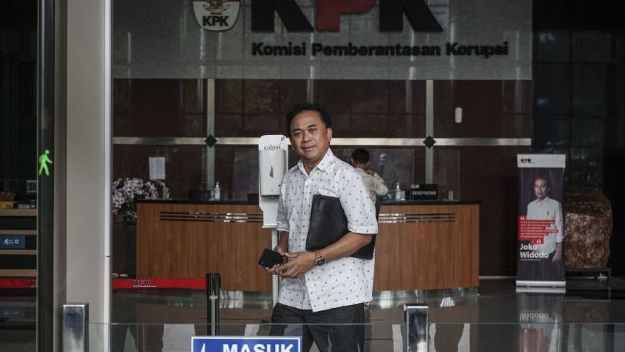Tim penyidik Komisi Pemberantasan Korupsi (KPK) kembali memeriksa dua dua orang saksi dalam penelusuran aliran uang hasil investasi PT Taspen (Persero) ...
