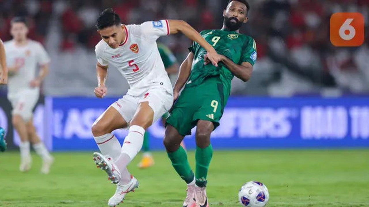 Pemain Timnas Indonesia, Rizky Ridho, berusaha menghentikan laju pemain Arab Saudi, Firas Al-Buraikan, pada pertandingan lanjutan putaran ketiga Kualifikasi Piala Dunia 2026 Zona Asia di Stad