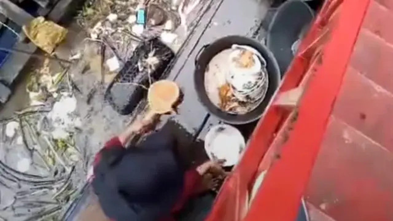 Video viral tempat makan diduga cuci piring pakai air penuh sampah. (dok. tangkapan layar video TikTok @noname_27277/