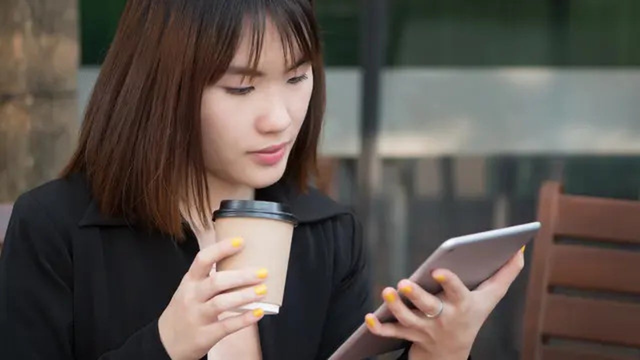 Seorang wanita sedang melihat layar smartphone. (9nong/depositphotos)