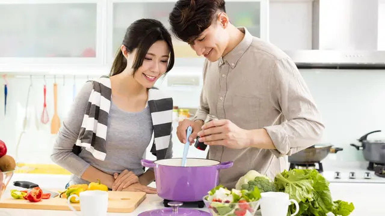 Ilustrasi pasangan memasak bersama. (c) tomwang/Depositphotos.com