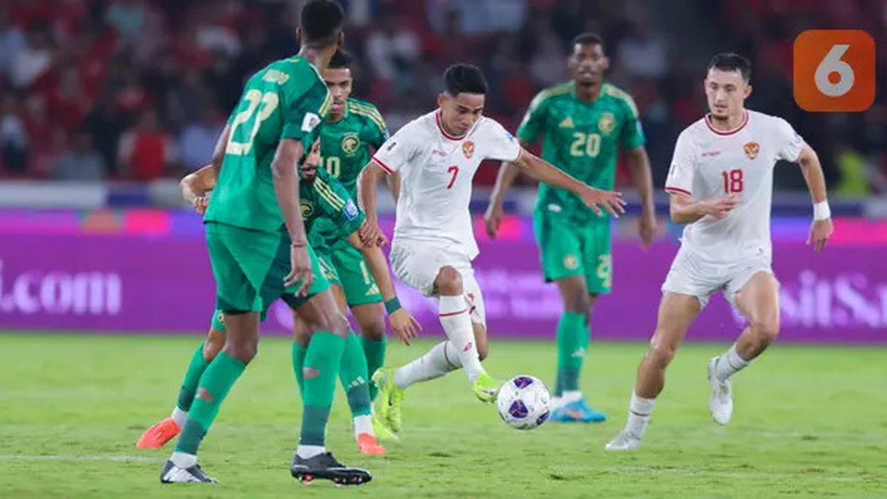 Aksi pemain Timnas Indonesia, Marselino Ferdinan (tiga dari kiri), saat menghadapi Arab Saudi pada Kualifikasi Piala Dunia 2026, di Stadion GBK, Jakarta, Selasa (19/11/2024). (Bola.com/Muh