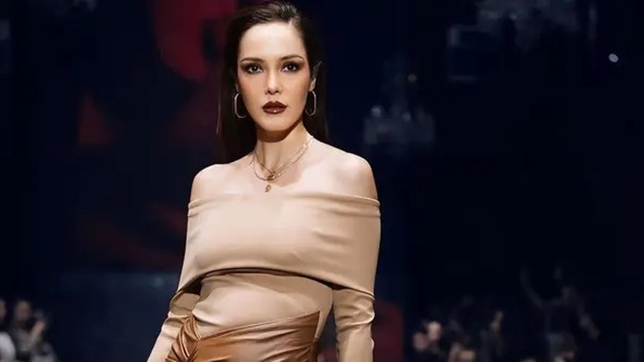 Meski kenakan outfit simple, Cathy Sharon tampil memikat dengan sleek hair dan makeup glam bold [@cathysharon]