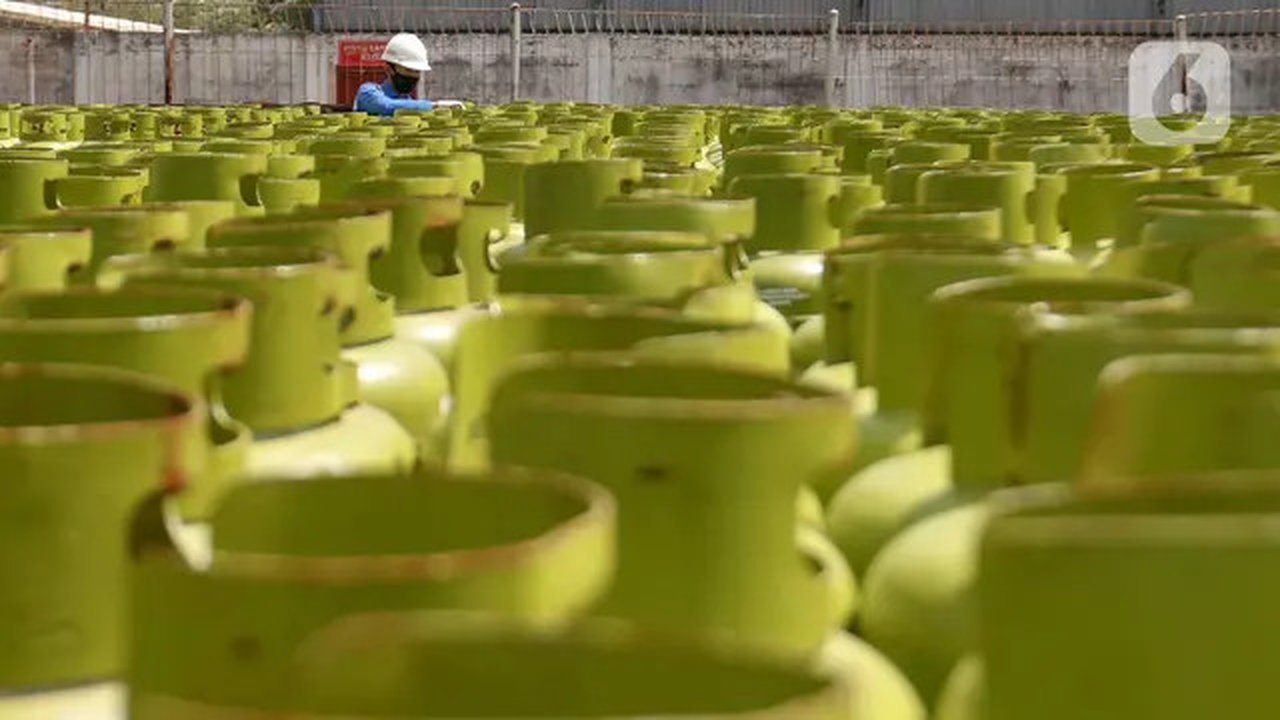 Aktivitas pekerja melakukan pengecekan tabung Liquefied Petroleum Gas (LPG) 3 kg di di Stasiun Pengisian Bahan Bakar Elpiji (SPBE) PT Sriwijaya Bumi Sejahtera, Palembang, Sumatera Selatan, Se