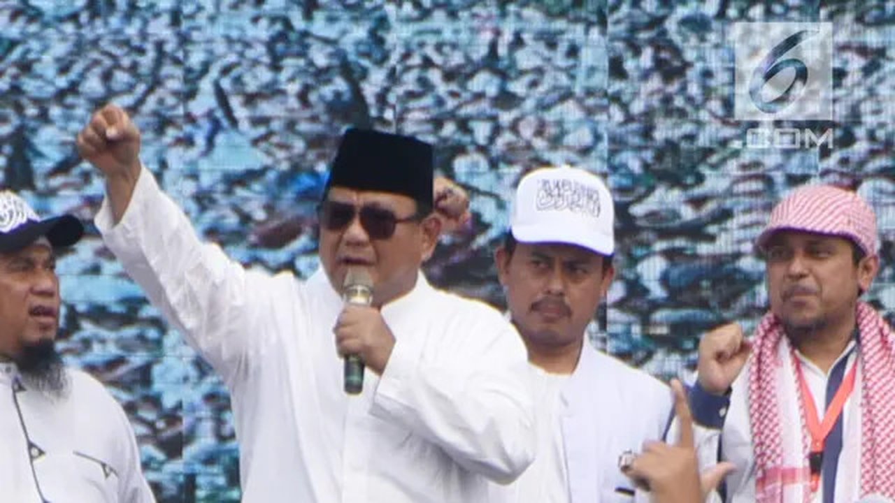 Calon presiden nomor urut 2, Prabowo Subianto meneriakan kalimat takbir dan kata-kata merdeka saat menyampikan sambutan dalam reuni 212 di Lapangan Monas, Minggu (2/12/2018). (Liputan6.com/He