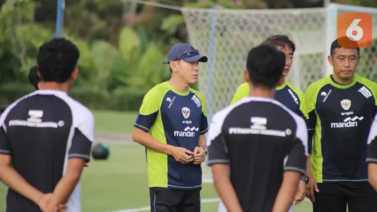 Shin Tae-yong saat memimpin latihan Timnas Indonesia jelang Piala AFF 2024 di Bali hari Jumat (29/11/2024). (Alit Binawan/Bola.com)