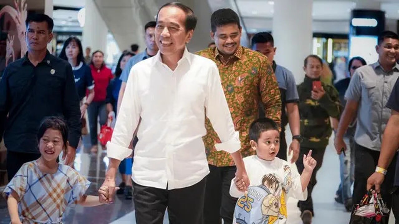 Bobby Nasution pamer momen anak-anak jalan bareng Jokowi setelah unggul hitung cepat Pilkada Sumut 2024. (dok. Instagram @bobbynst/https: