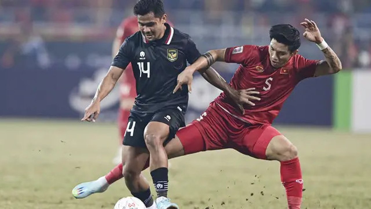 Pemain Vietnam, Doan Van Hau, berebut bola dengan pemain Timnas Indonesia, Asnawi Mangkualam, pada laga leg kedua semifinal Piala AFF 2022 di Stadion Nasional My Dinh,  Senin (9/1/2023). (AP