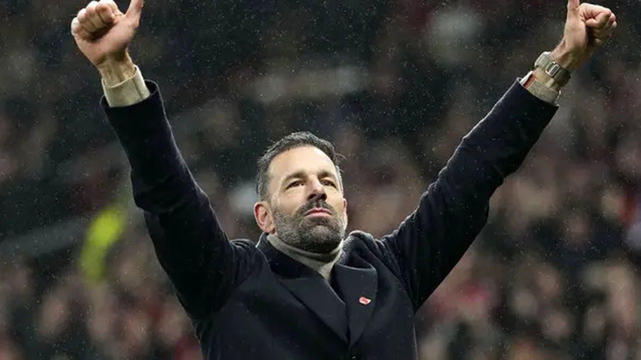 Pelatih interim Manchester United, Ruud van Nistelrooy merayakan kemenangan timnya atas Leicester City dalam laga lanjutan Liga Inggris 2024/2025 di Old Trafford, Manchester, Inggris, Minggu