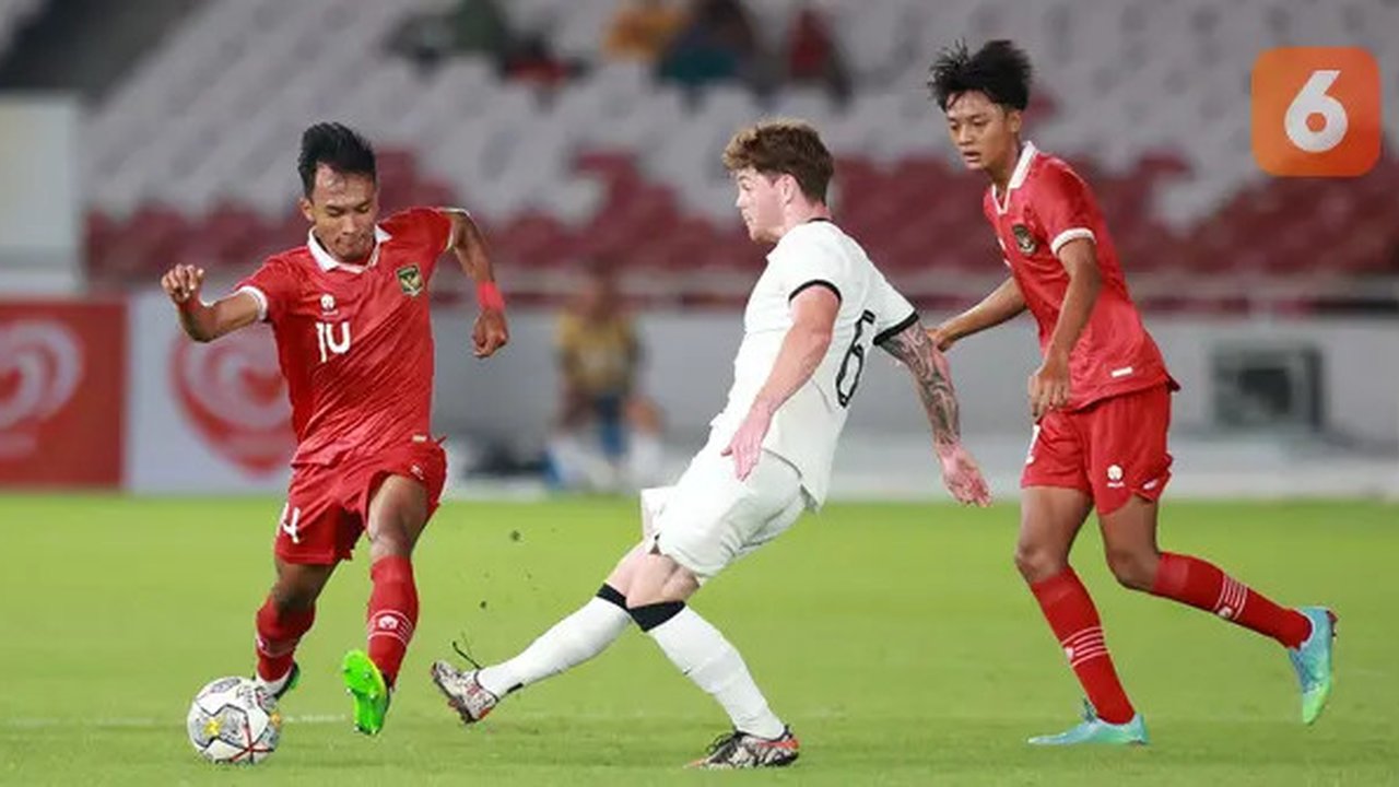 Pemain Timnas Indonesia U-20, Robi Darwis (kiri) berusaha menghalau bola dari pemain Selandia Baru, Fin Ngahina Roa Conchie pada laga International Friendly Match U-20 di Stadion Utama Gel