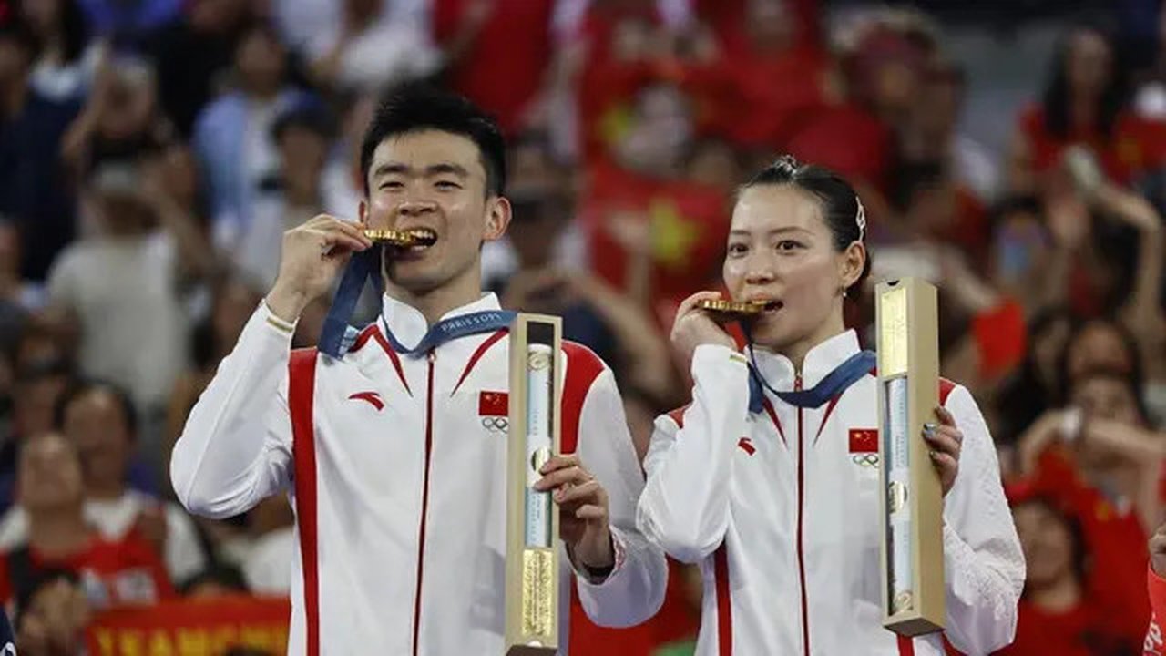 Ganda campuran China, Zheng Siwei/Huang Yaqiong, merebut medali emas Olimpiade Paris 2024 setelah pada final mengalahkan ganda Korea Selatan, Kim Won-ho/Jeong Na-eun, dalam dua gim langsung 2