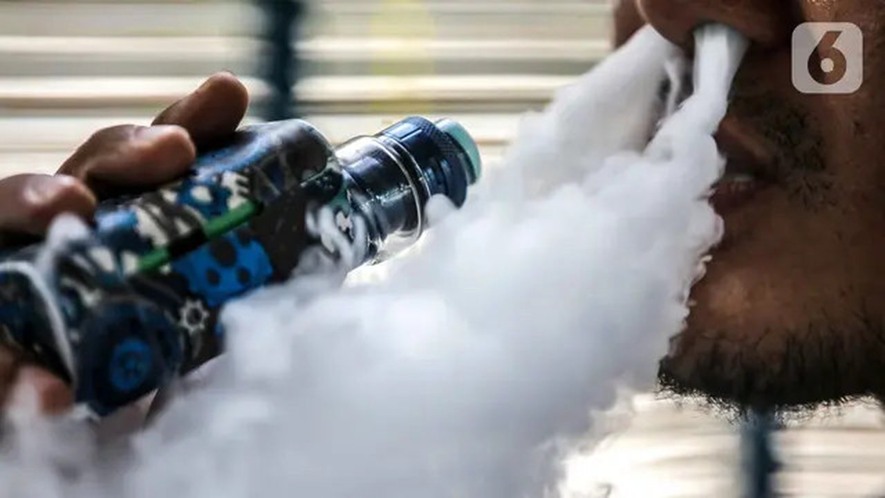 Seorang pria menggunakan vape atau rokok elektronik di kawasan Bundaran HI, Jakarta, Selasa (12/11/2019). Pemerintah melalui BPOM mengusulkan pelarangan penggunaan rokok elektrik dan vape di