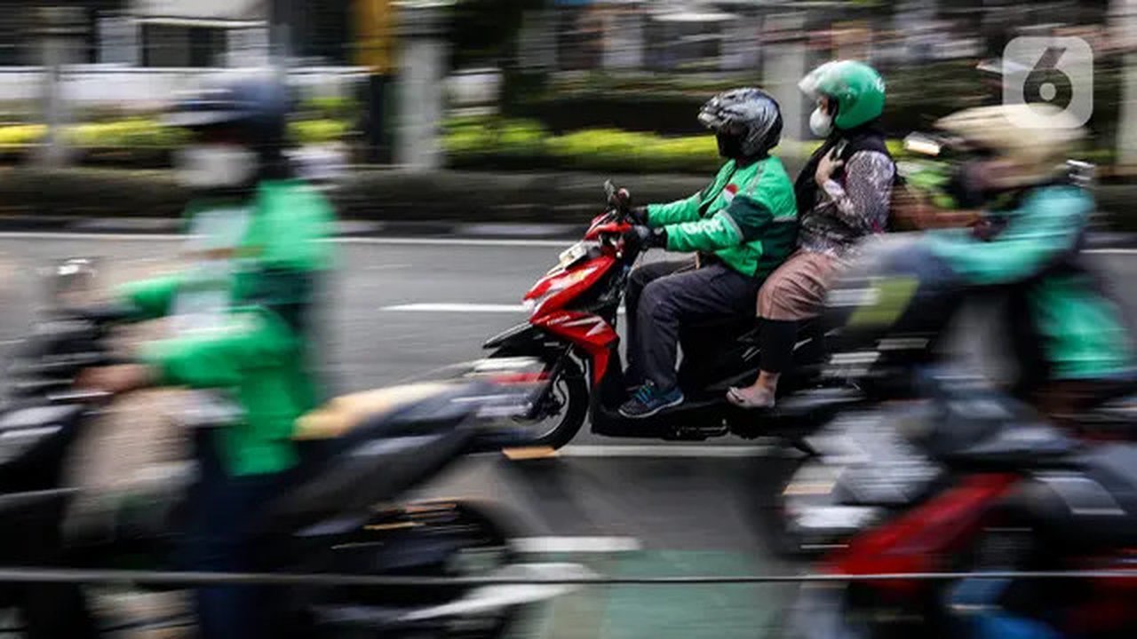 Pengemudi ojek online mengangkut penumpang di depan Stasiun Palmerah, Jakarta, Selasa (6/9/2022). Kementerian Perhubungan (Kemenhub) memastikan segera menerbitkan regulasi kenaikan tarif ojek