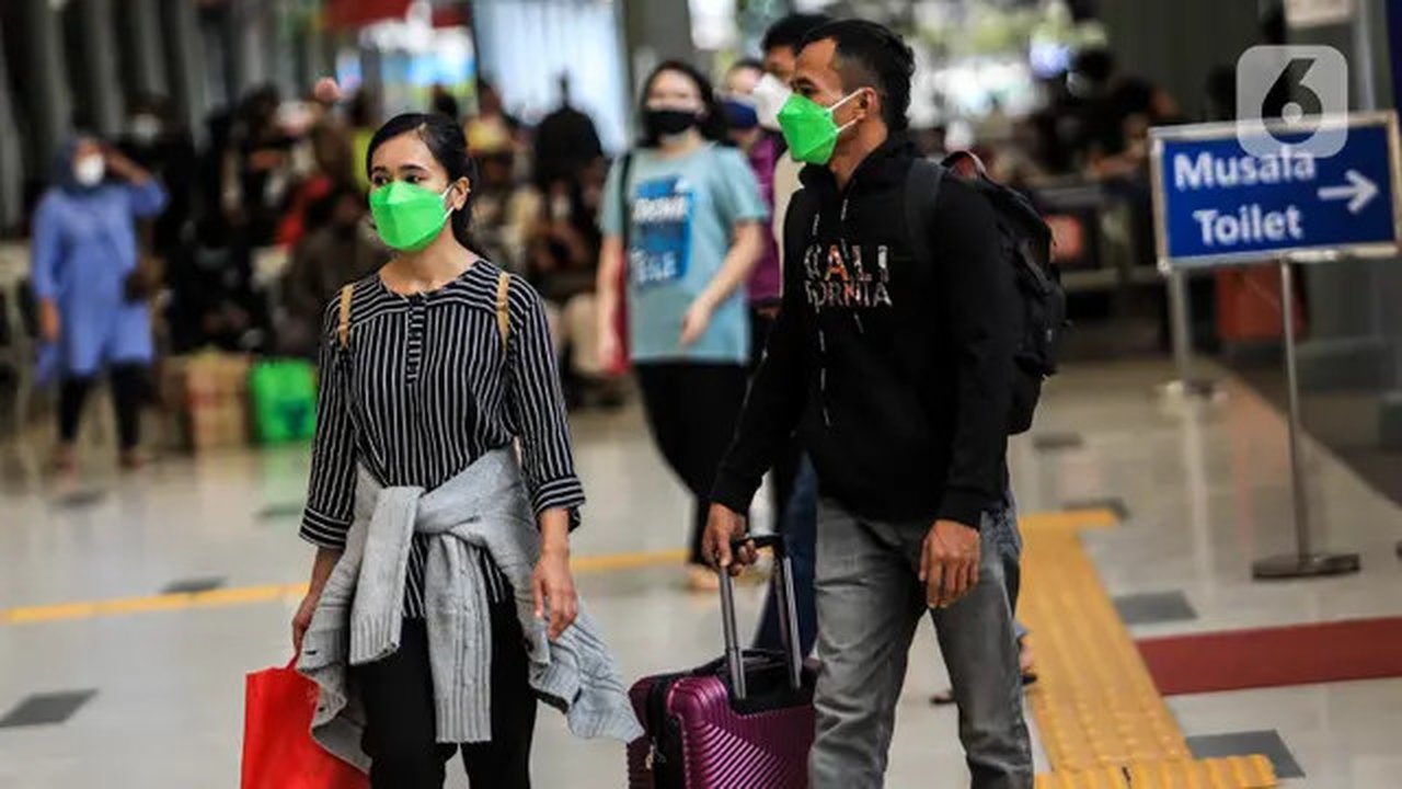 Calon penumpang berada di stasiun kereta Pasar Senen, Jakarta, Senin (20/12/2021). KAI terus berupaya mengingatkan pelanggan untuk memperhatikan persyaratan yang telah ditetapkan pemerintah d
