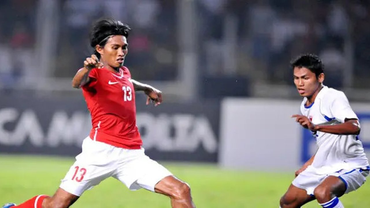 Aksi Budi Sudarsono ketika melawan Myanmar (ADEK BERRY / AFP)