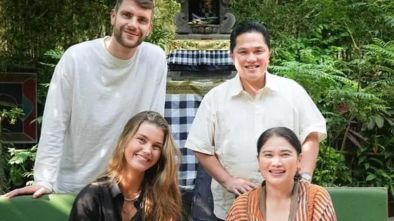 Ketua PSSI, Erick Thohir, bersama istrinya, Elizabeth Tjandra, mengunjungi liburan kiper Timnas Indonesia, Maarten Paes, bersama pasangannya, Luna Bijl, di Bali. (Bola.com/Dok.Instagram Er
