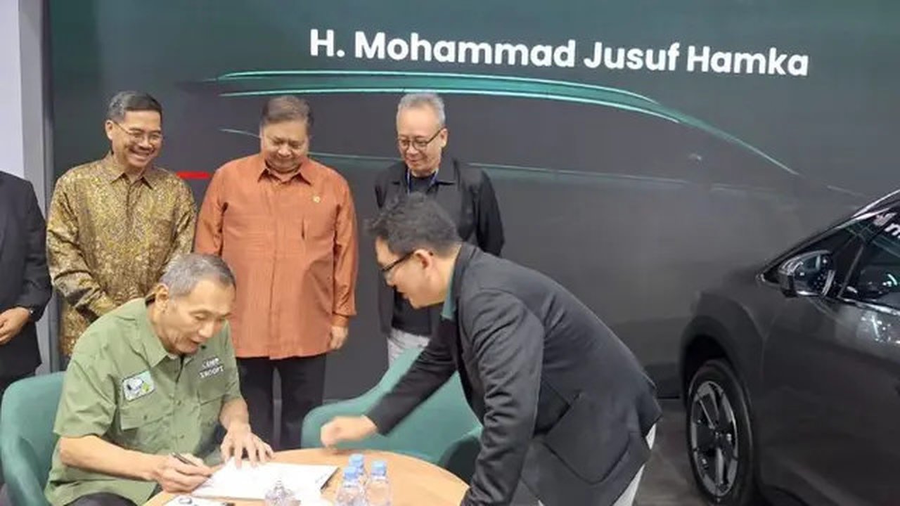 Bos Jalan Tol Jusuf Hamka Borong 150 Unit Aletra L8 EV di GJAW 2024 (Arief A/Liputan6.com)