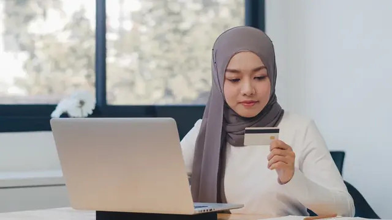 Ilustrasi muslim, karyawan di bank syariah. (Image by tirachardz on Freepik)